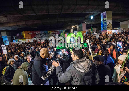 Londres, Londres, Royaume-Uni. 14 novembre 2017. Une vue générale de la foule pendant la marche silencieuse mensuelle pour les victimes de l'incendie de la tour Grenfell. Environ 1 000 personnes se sont jointes à la marche silencieuse mensuelle de nuit pour commémorer les victimes de l'incendie de la tour Grenfell. La marche marque cinq mois depuis l'incendie du 14 juin, qui s'est propagé férocement à travers le bloc ouest de Londres de 24 étages et a tué 80 personnes. Crédit : Brais G. Rouco/SOPA/ZUMA Wire/Alamy Live News Banque D'Images