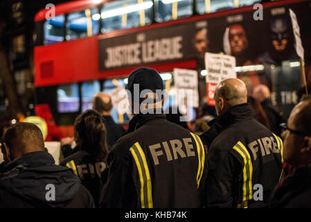 Londres, Londres, Royaume-Uni. 14 novembre 2017. Les pompiers vus participer à la marche silencieuse mensuelle pour les victimes de l'incendie de la tour Grenfell. Environ 1 000 personnes se sont jointes à la marche silencieuse mensuelle de nuit pour commémorer les victimes de l'incendie de la tour Grenfell. La marche marque cinq mois depuis l'incendie du 14 juin, qui s'est propagé férocement à travers le bloc ouest de Londres de 24 étages et a tué 80 personnes. Crédit : Brais G. Rouco/SOPA/ZUMA Wire/Alamy Live News Banque D'Images