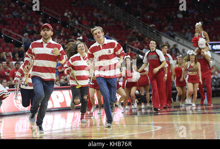 Raleigh, Caroline du Nord, USA. 14Th Nov, 2017. North Carolina State's band effectue lors d'une temporisation. L'Université North Carolina State Wolfpack a accueilli les Bulldogs Bryant à la PNC Arena de Raleigh, N.C. Credit : Fabian Radulescu/ZUMA/Alamy Fil Live News Banque D'Images