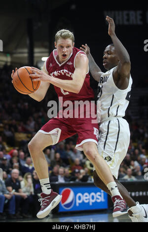 Boulder. 14Th Nov, 2017. Rosga Denver Joe descend avec le rebond du Colorado au McKinley Wright dans la première moitié de Boulder. Les Buffs a gagné, 89-62. Credit : csm/Alamy Live News Banque D'Images