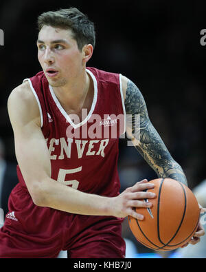 Boulder. 14Th Nov, 2017. Denver's Jake Pemberton a l'air de faire une passe contre Colorado dans la deuxième moitié de Boulder. Les Buffs a gagné, 89-62. Credit : csm/Alamy Live News Banque D'Images