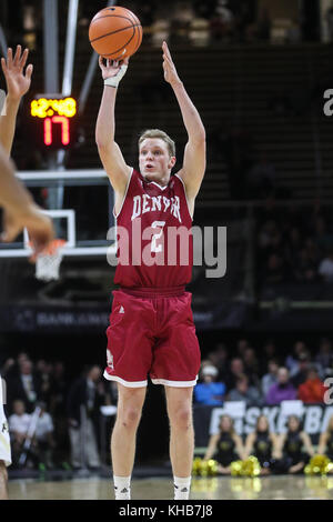 Boulder. 14Th Nov, 2017. Rosga cputs Denver Joe d'un tourné contre Colorado dans la deuxième moitié de Boulder. Les Buffs a gagné, 89-62. Credit : csm/Alamy Live News Banque D'Images