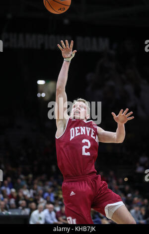 Boulder. 14Th Nov, 2017. Denver's Joe Rosga met en place un tir contre Colorado dans la deuxième moitié de Boulder. Les Buffs a gagné, 89-62. Credit : csm/Alamy Live News Banque D'Images