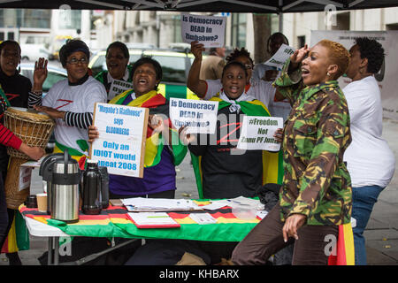 Londres, Royaume-Uni. 15 novembre 2017. La communauté zimbabwéenne célèbre à l'extérieur de la Maison du Zimbabwe la prise de contrôle par l'armée et la détention du président Robert Mugabe au Zimbabwe. Crédit : Mark Kerrison/Alamy Live News Banque D'Images