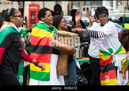 Londres, Royaume-Uni. 15 novembre 2017. La communauté zimbabwéenne célèbre à l'extérieur de la Maison du Zimbabwe la prise de contrôle par l'armée et la détention du président Robert Mugabe au Zimbabwe. Crédit : Mark Kerrison/Alamy Live News Banque D'Images