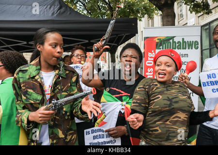 London uk 15 novembre 2017 Lutte contre les partisans de Mugabe jubilatoire. célébrée à l'extérieur du Zimbabwe House à Londres après que la nouvelle de l'instabilité politique et d'un coup militaire contre le président Robert Mugabe, qui a été mis en résidence surveillée à Harare Zimbabwe .crédit : amer ghazzal/Alamy live news Banque D'Images