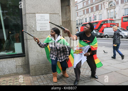 London uk 15 novembre 2017 Lutte contre les partisans de Mugabe jubilatoire. célébrée à l'extérieur du Zimbabwe House à Londres après que la nouvelle de l'instabilité politique et d'un coup militaire contre le président Robert Mugabe, qui a été mis en résidence surveillée à Harare Zimbabwe .crédit : amer ghazzal/Alamy live news Banque D'Images