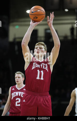 Boulder. 14Th Nov, 2017. Denver's Jake Krafka tente un coup franc contre Colorado dans la deuxième moitié de Boulder. Les Buffs a gagné, 89-62. Credit : csm/Alamy Live News Banque D'Images