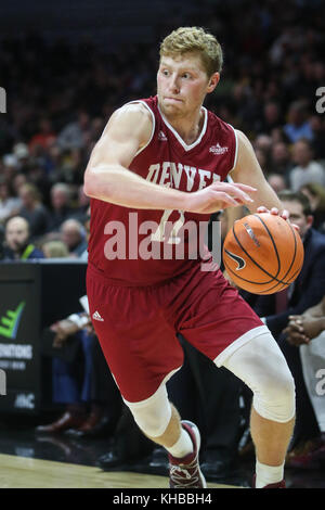 Boulder. 14Th Nov, 2017. Denver's Jake Krafka entraîne le lane contre Colorado dans la deuxième moitié de Boulder. Les Buffs a gagné, 89-62. Credit : csm/Alamy Live News Banque D'Images