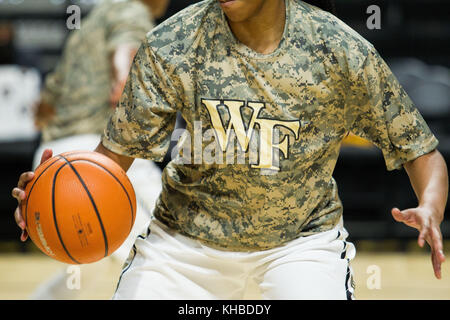 Winston-Salem, NC, USA. 15 Nov, 2017. Service d'usure des forêts chaudes avant le camouflage ups NCAA de basket-ball des femmes se rencontreront entre le Texas et le Sud à Wake Forest LJVM Coliseum de Winston-Salem, NC. (Scott Kinser/Cal Sport Media) Credit : csm/Alamy Live News Banque D'Images