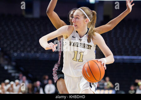 Winston-Salem, NC, USA. 15 Nov, 2017. Service garde forestier Ivana Raca (11) disques durs avec la balle dans la NCAA de basket-ball des femmes se rencontreront entre le Texas et le Sud à Wake Forest LJVM Coliseum de Winston-Salem, NC. (Scott Kinser/Cal Sport Media) Credit : csm/Alamy Live News Banque D'Images