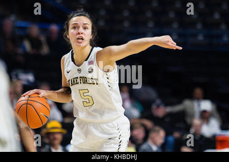 Winston-Salem, NC, USA. 15 Nov, 2017. Service garde forestier Gina Conti (5) dirige l'infraction dans la NCAA de basket-ball des femmes se rencontreront entre le Texas et le Sud à Wake Forest LJVM Coliseum de Winston-Salem, NC. (Scott Kinser/Cal Sport Media) Credit : csm/Alamy Live News Banque D'Images