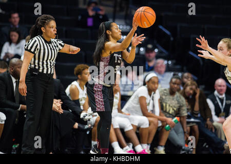 Winston-Salem, NC, USA. 15 Nov, 2017. Texas Southern Guard Kaitlyn Palmer (20) passe dans la NCAA de basket-ball des femmes se rencontreront entre le Texas et le Sud à Wake Forest LJVM Coliseum de Winston-Salem, NC. (Scott Kinser/Cal Sport Media) Credit : csm/Alamy Live News Banque D'Images