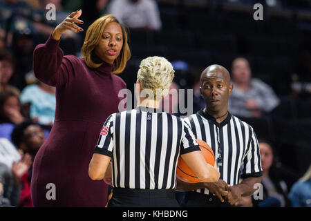 Winston-Salem, NC, USA. 15 Nov, 2017. L'entraîneur-chef du Sud Texas Johnetta Hayes-Perry des entretiens avec des responsables au cours de la NCAA de basket-ball des femmes se rencontreront entre le Texas et le Sud à Wake Forest LJVM Coliseum de Winston-Salem, NC. (Scott Kinser/Cal Sport Media) Credit : csm/Alamy Live News Banque D'Images