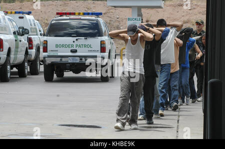 Nogales, Arizona, États-Unis. 5 juillet 2006. Les immigrants sans papiers ramassés par la police des frontières près de Nogales, en Arizona, sont emmenés au centre de traitement de Nogales, le 5 juillet 2006. Alors que la chaleur ralentit le trafic d'immigrants qui tentent d'entrer aux États-Unis dans le désert de l'Arizona, la lude d'opportunité économique continue d'attirer les gens à risquer l'appréhension et la patience ainsi que leur vie. L'Arizona a déployé jusqu'à présent 300 membres de la Garde nationale de l'armée de l'Arizona à des postes de soutien pour permettre à plus d'agents frontaliers de s'occuper de la frontière. Crédit : Rick d'Elia/ZUMA Wire/Alay Live News Banque D'Images