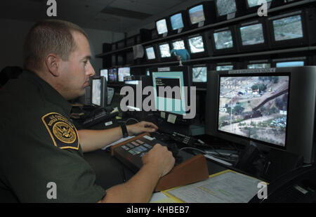 Nogales, Arizona, États-Unis. 5 juillet 2006. L'agent de patrouille frontalière Mathew Sturgeon surveille les caméras d'surveillance dans la région de Nogales, en Arizona, le 5 juillet 2006. À mesure que les réservistes de la Garde nationale commencent à se déployer dans la région frontalière, ils prendront le relais de ces emplois, ce qui permettra aux agents de retourner sur le terrain pour accomplir leur tâche principale. Crédit : Rick d'Elia/ZUMA Wire/Alay Live News Banque D'Images