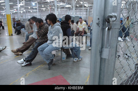 Nogales, Arizona, États-Unis. 5 juillet 2006. Des immigrants sans éducation attendent d'être expulsés au poste de la patrouille frontalière de Nogales, dans l'Arizona, le 5 juillet 2006. Certains immigrants sont offerts de rapatriement à Mexico. Crédit : Rick d'Elia/ZUMA Wire/Alay Live News Banque D'Images