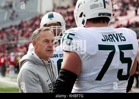 Ohio Stadium, Columbus, OH, USA. Nov 11, 2017. Michigan State Spartans entraîneur en chef Mark Dantonio et Michigan State Spartans guard Kevin Jarvis (75) se serrent la main avant un match de football entre les NCAA Ohio State Buckeyes et la Michigan State Spartans à l'Ohio Stadium, Columbus, OH. Adam Lacy/CSM/Alamy Live News Banque D'Images