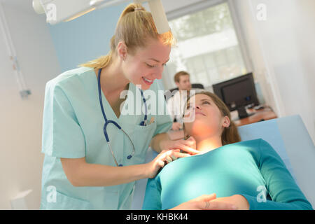 Belle peau dermatologue inspection patients in office Banque D'Images