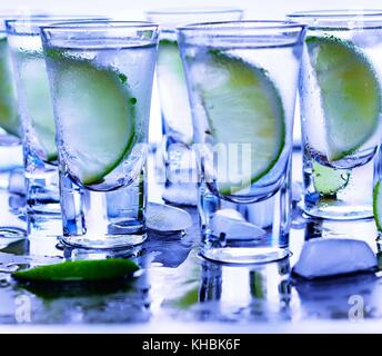 Libre de vodka dans un verre avec de la glace, citron vert, vodka, gin, tequila tonic. close up Banque D'Images