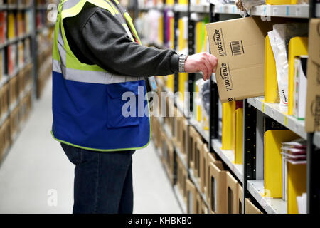 Sous l'embargo du 0001 jeudi 16 novembre le personnel se rend dans les allées pour collecter les articles avant de les envoyer à l'immense hall d'expédition sur site pour les emballer dans l'un des plus grands entrepôts Amazon de Dunfermline, Fife, Comme le géant du shopping en ligne se prépare pour la ruée de Noël et les prochaines ventes du Vendredi fou. Banque D'Images