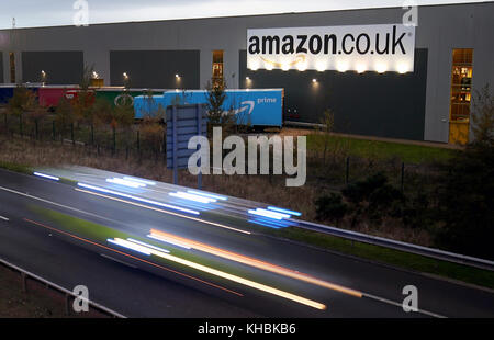 Embargo sur 0001 jeudi 16 novembre Une vue générale d'une partie de l'un des plus grands entrepôts Amazon de Grande-Bretagne à Dunfermline, Fife, alors que le géant du shopping en ligne se prépare pour la ruée de Noël et les prochaines ventes du Black Friday. Banque D'Images