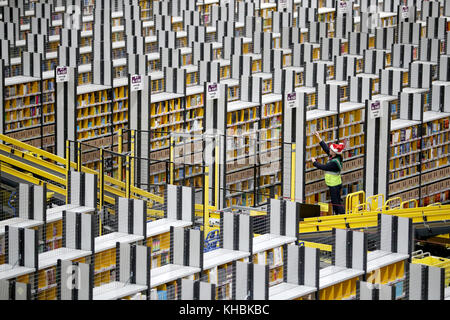 Sous l'embargo du 0001 jeudi 16 novembre le personnel se rend dans les allées pour collecter les articles avant de les envoyer à l'immense hall d'expédition sur site pour les emballer dans l'un des plus grands entrepôts Amazon de Dunfermline, Fife, Comme le géant du shopping en ligne se prépare pour la ruée de Noël et les prochaines ventes du Vendredi fou. Banque D'Images