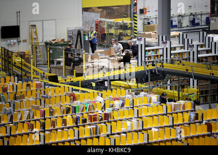 Sous embargo le jeudi 0001 novembre 16, le personnel appose des étiquettes et des emballages dans la salle de répartition sur site de l'un des plus grands entrepôts Amazon de Dunfermline, Fife, alors que le géant du shopping en ligne se prépare à la ruée de Noël et aux prochaines ventes du Vendredi fou. Banque D'Images