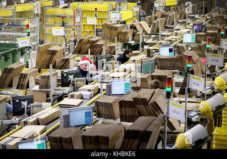 Sous embargo le jeudi 0001 novembre 16, le personnel appose des étiquettes et des emballages dans la salle de répartition sur site de l'un des plus grands entrepôts Amazon de Dunfermline, Fife, alors que le géant du shopping en ligne se prépare à la ruée de Noël et aux prochaines ventes du Vendredi fou. Banque D'Images