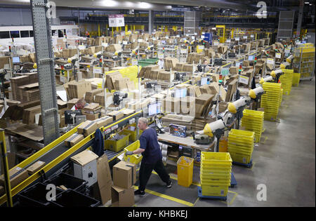 Sous embargo le jeudi 0001 novembre 16, le personnel appose des étiquettes et des emballages dans la salle de répartition sur site de l'un des plus grands entrepôts Amazon de Dunfermline, Fife, alors que le géant du shopping en ligne se prépare à la ruée de Noël et aux prochaines ventes du Vendredi fou. Banque D'Images