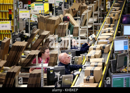 Sous embargo le jeudi 0001 novembre 16, le personnel appose des étiquettes et des emballages dans la salle de répartition sur site de l'un des plus grands entrepôts Amazon de Dunfermline, Fife, alors que le géant du shopping en ligne se prépare à la ruée de Noël et aux prochaines ventes du Vendredi fou. Banque D'Images