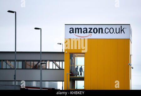 Embargo sur 0001 jeudi 16 novembre Une vue générale d'une partie de l'un des plus grands entrepôts Amazon de Grande-Bretagne à Dunfermline, Fife, alors que le géant du shopping en ligne se prépare pour la ruée de Noël et les prochaines ventes du Black Friday. Banque D'Images