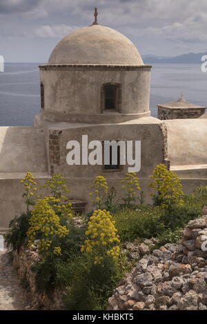 Fenouil géant et l'église par la mer, à Monemvasia, Péloponnèse, Grèce. Banque D'Images