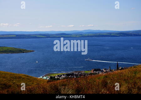 Arran voilé sous les nuages en été avec de bons détails sur arran prises de fairlie moor près de Largs Banque D'Images