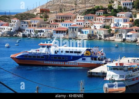 Dodekanisos seaways dodekanisos express ferry catamaran amarré au port d'Emborio sur l'île grecque de Halki le 7 juin 2010. Banque D'Images