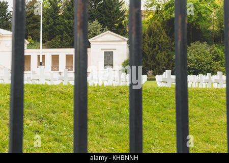 SURESNES, FRANCE - 02 mai 2017 : croix blanche de l'alignement dans le cimetière militaire américain de Suresnes, près de Paris, France Banque D'Images