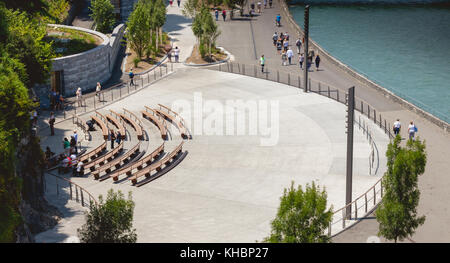 LOURDES, FRANCE - 22 juin 2017 : les pèlerins se rassemblent sur les bancs en face de la grotte de Lourdes, France Banque D'Images