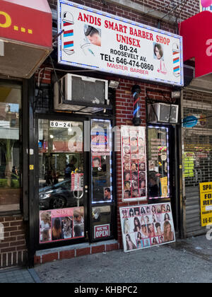 L'extérieur de Andis Barber Shop Smart sur Roosevelt Avenue sous le métro à Jackson Heights, Queens, New York. Banque D'Images