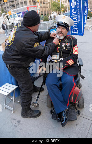 Portrait d'un ancien combattant de la guerre de l'Iraq d'être aidé par un vétéran de la guerre du Vietnam. Au Veteran's Day Parade à New York. Banque D'Images