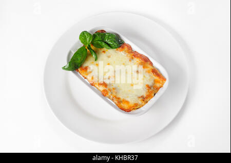 Lasagne chaude sur blanc Banque D'Images