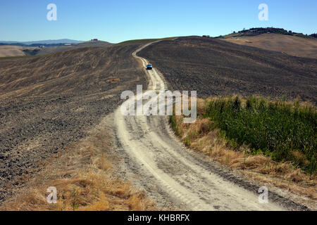 Italie, Toscane, Crete Senesi, chemin de campagne Banque D'Images