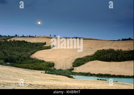 Italie, Toscane, Crete Senesi, campagne au crépuscule avec pleine lune Banque D'Images