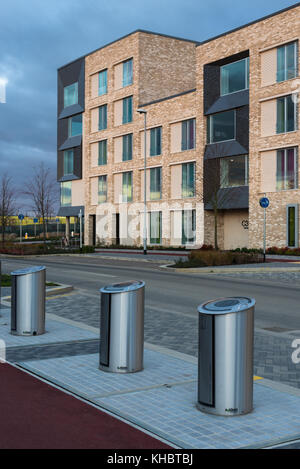 Plus grand système de métro bin en UK à nouveau district de Cambridge. pas de Eddington wheelie bins - bac acier chutes aux grandes chambre souterraine. Banque D'Images