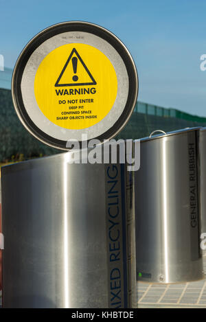 Plus grand système de métro bin en UK à nouveau district de Cambridge. pas de Eddington wheelie bins - bac acier chutes aux grandes chambre souterraine. Banque D'Images