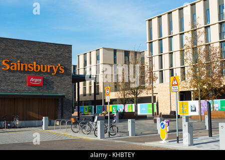 La place du marché de Eddington constituant la pièce maîtresse d'un tout nouveau quartier construit sur des terres de l'Université de Cambridge, au nord-ouest. Cambridgeshire, Angleterre, Royaume-Uni. Banque D'Images