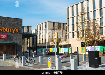 La place du marché de Eddington constituant la pièce maîtresse d'un tout nouveau quartier construit sur des terres de l'Université de Cambridge, au nord-ouest. Cambridgeshire, Angleterre, Royaume-Uni. Banque D'Images