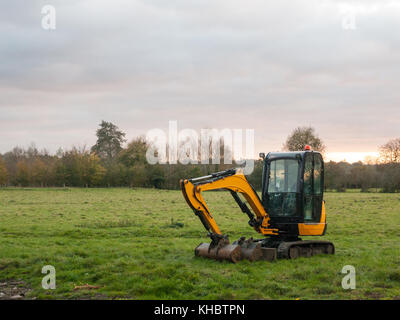 Industrie construction environnement machine digger jaune garé à l'extérieur de l'automne ; pays ; Essex, Angleterre, Royaume-Uni Banque D'Images