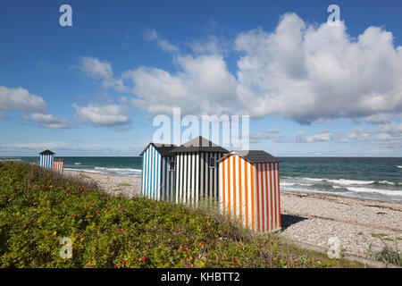 Cabines colorées sur la plage de galets avec une mer bleue et le ciel avec des nuages, Rageleje, le Kattegat, la Nouvelle-Zélande, le Danemark, Europe Banque D'Images