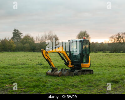 Industrie construction environnement machine digger jaune garé à l'extérieur de l'automne ; pays ; Essex, Angleterre, Royaume-Uni Banque D'Images