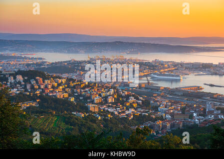 Friuli-Venezia Giulia, Italie Vue aérienne du port et de la ville de Trieste au coucher du soleil, de l'Italie. Banque D'Images